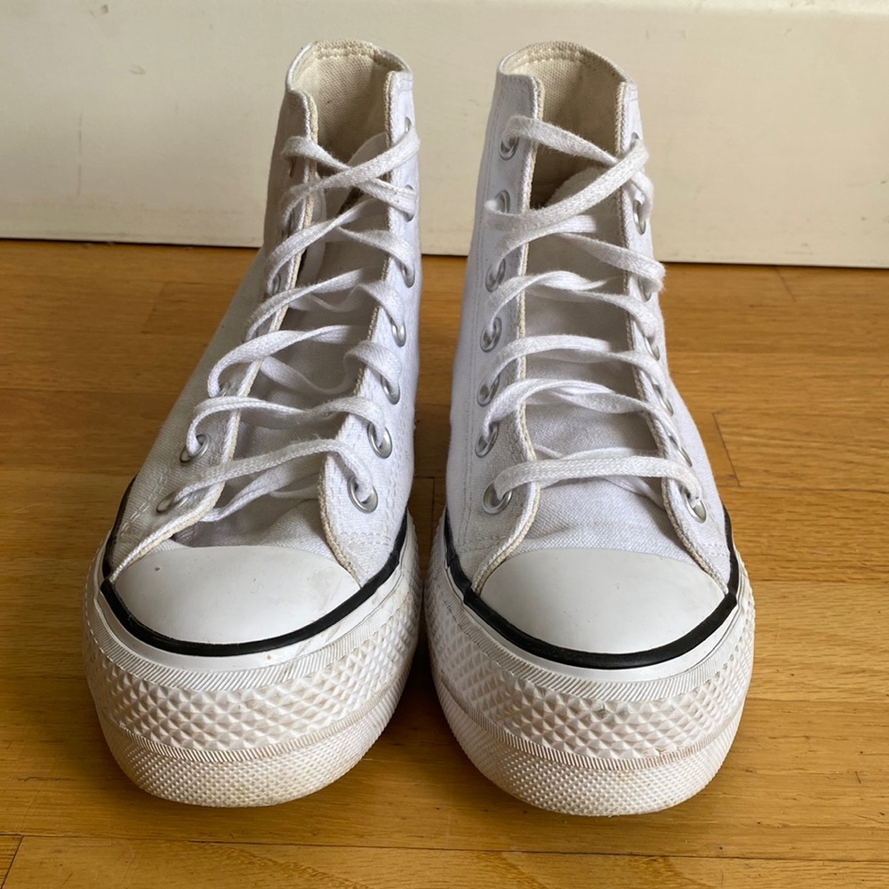 Converse Lift in white. Black trim